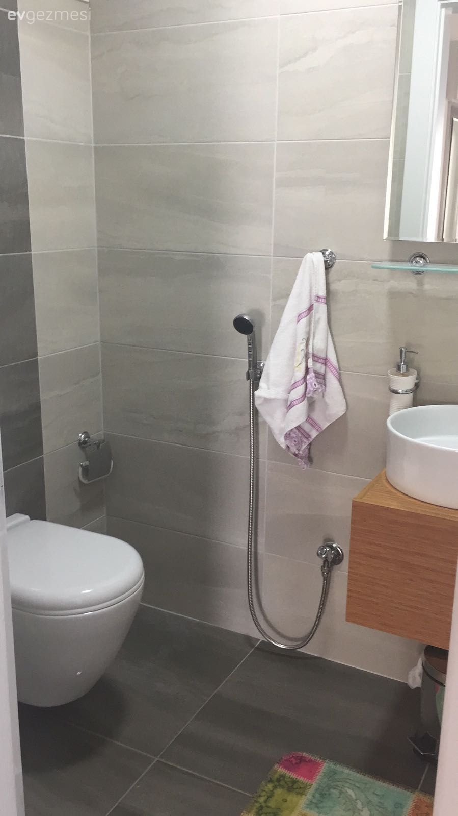 Yeni tasarım hem kullanışlı, hem modern ve şık. Dilek hanımın tadilat geçiren banyo ve holü..