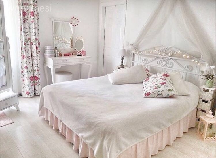 Eda hanımın tamamını kendi emeği ile yenilediği, romantik ve zarif evi