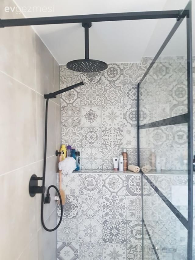 Bu banyo dekorunun modern tasarımına karolar nostalji getiriyor..