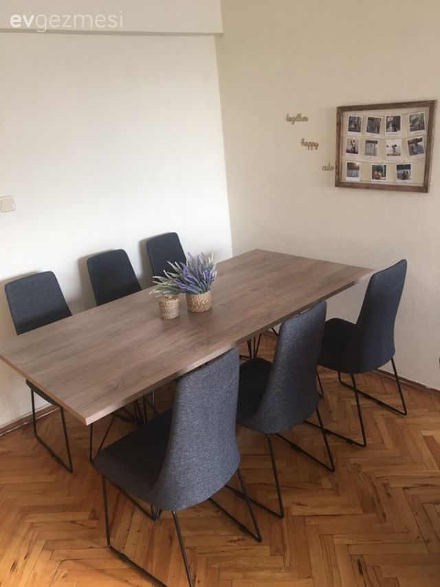 Maskülen renk ve stili dengeleyen seçimler ile sade ve konforlu bir salon..