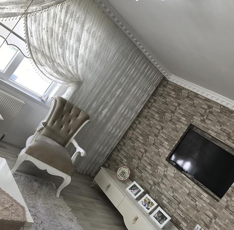 Berjer, Orta sehpa, Perde, Salon, Taş duvar, Tv ünitesi