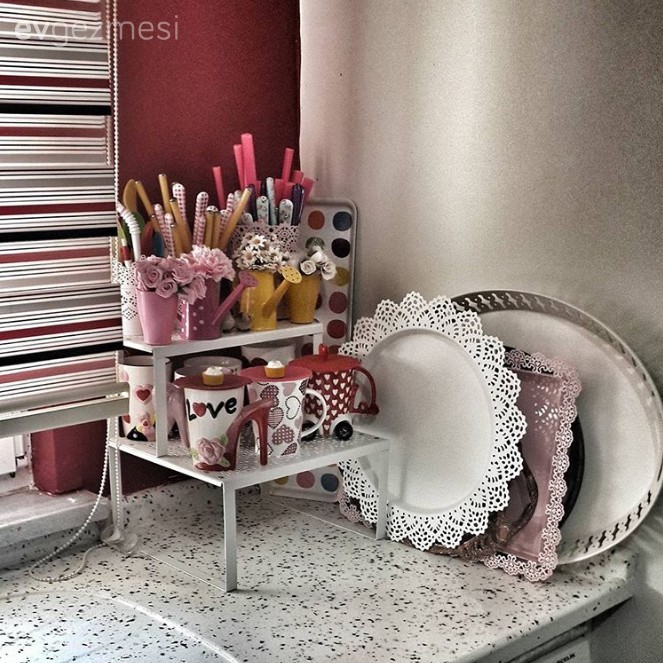 Seval Hanım'ın iç açıcı ve cıvıl cıvıl evinde ev gezmesindeyiz..