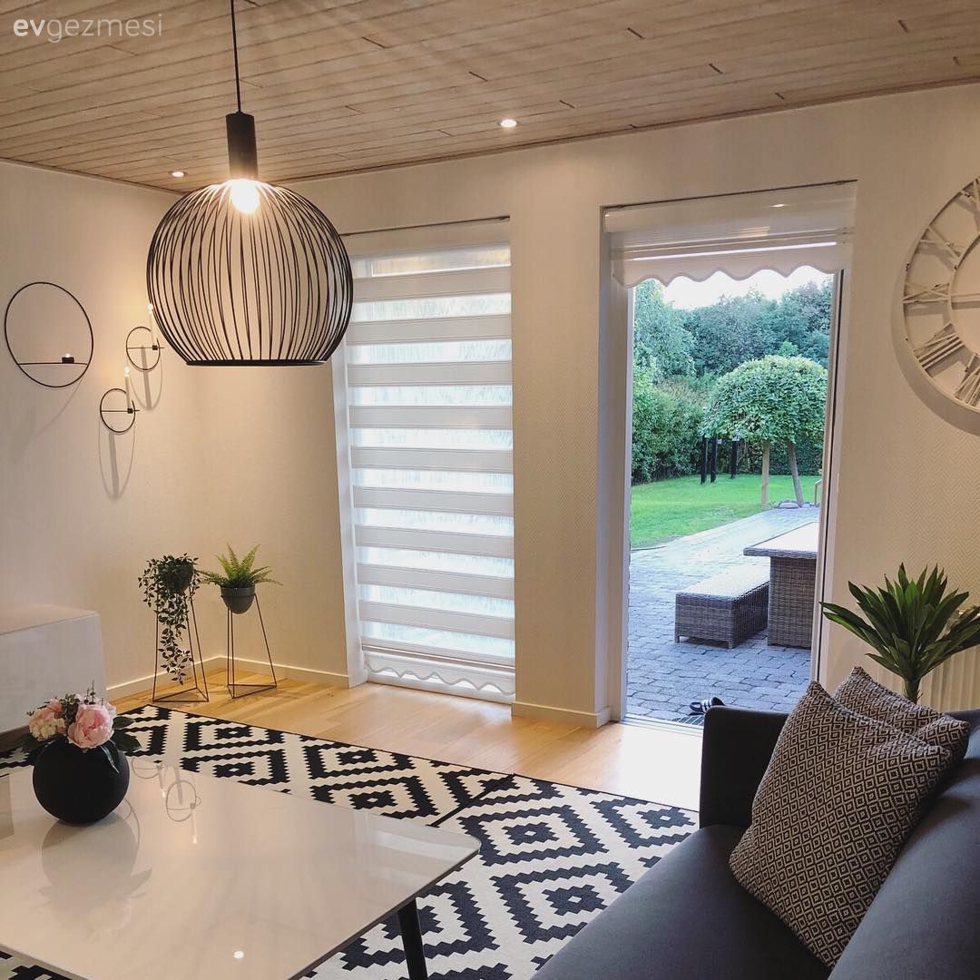 Tavanlar Bu Modern Eve Sıcak ve Özgün Bir His Kazandırıyor