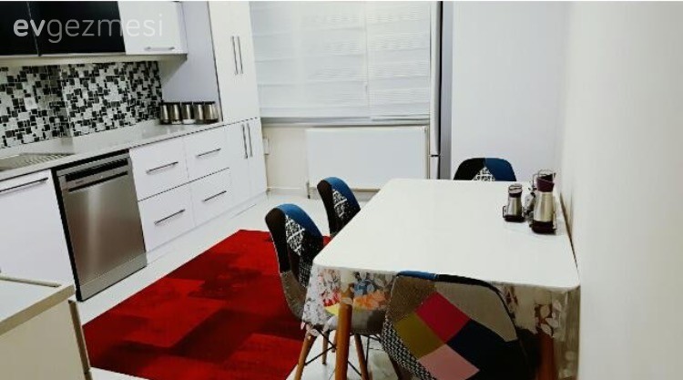 Siyah, beyaz ve kırmızı uyumuyla göz alıcı: Kübra hanımın mutfağı.