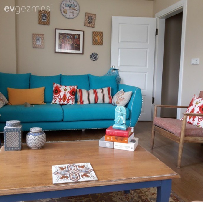 Farklı stil ve zamandan eşyaların uyum içinde kullanıldığı bir ev..