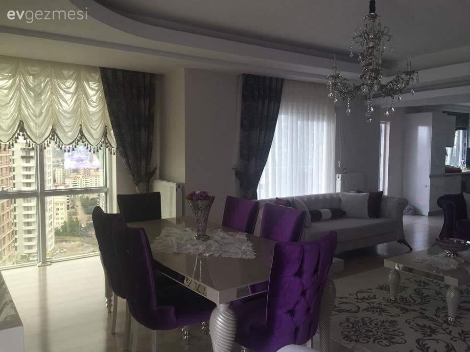 Bu evde avangart mobilyalar cesur renklerle birlikte.