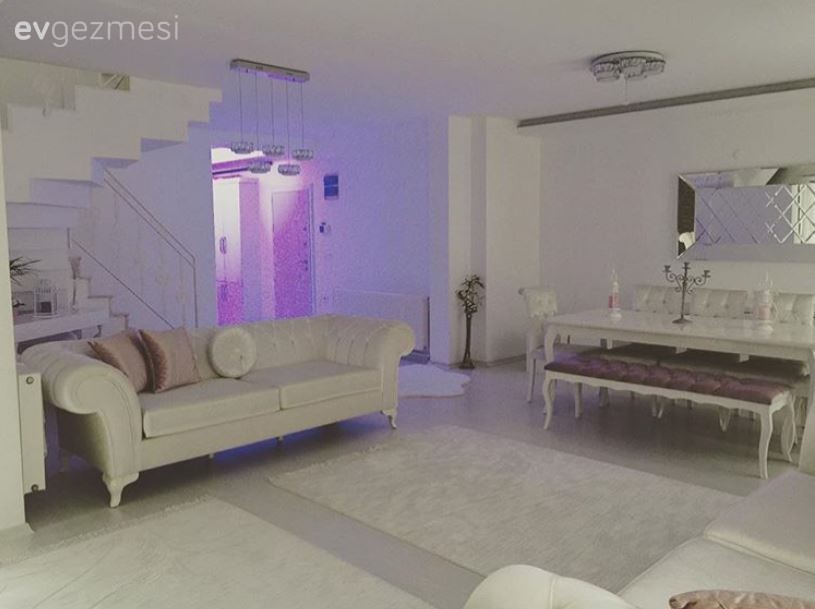 Hayriye hanımın beyazla aydınlık ve iç açıcı hava kazanan evi..