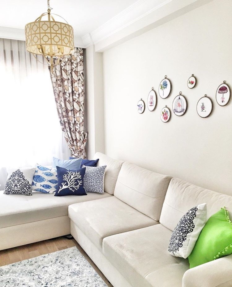 Beyaz, Duvar dekorasyonu, Fon perde, Köşe koltuk, Mavi, Oturma Odası, Perde, Kırlent