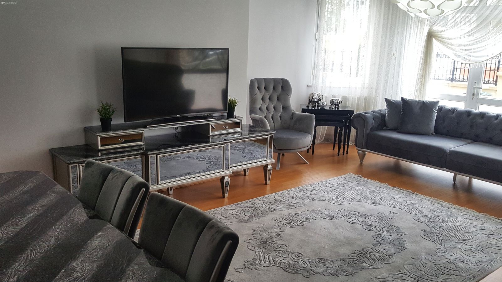 Bu Salon Dekorasyonunda Art Deko, Modern Dokunuşlar Kazanıyor