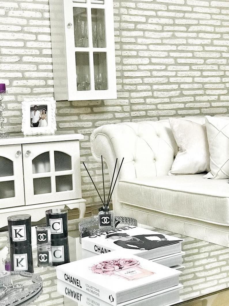 Salon, Beyaz, Dekoratif Objeler, Taş duvar, Orta sehpa, Aynalı mobilya