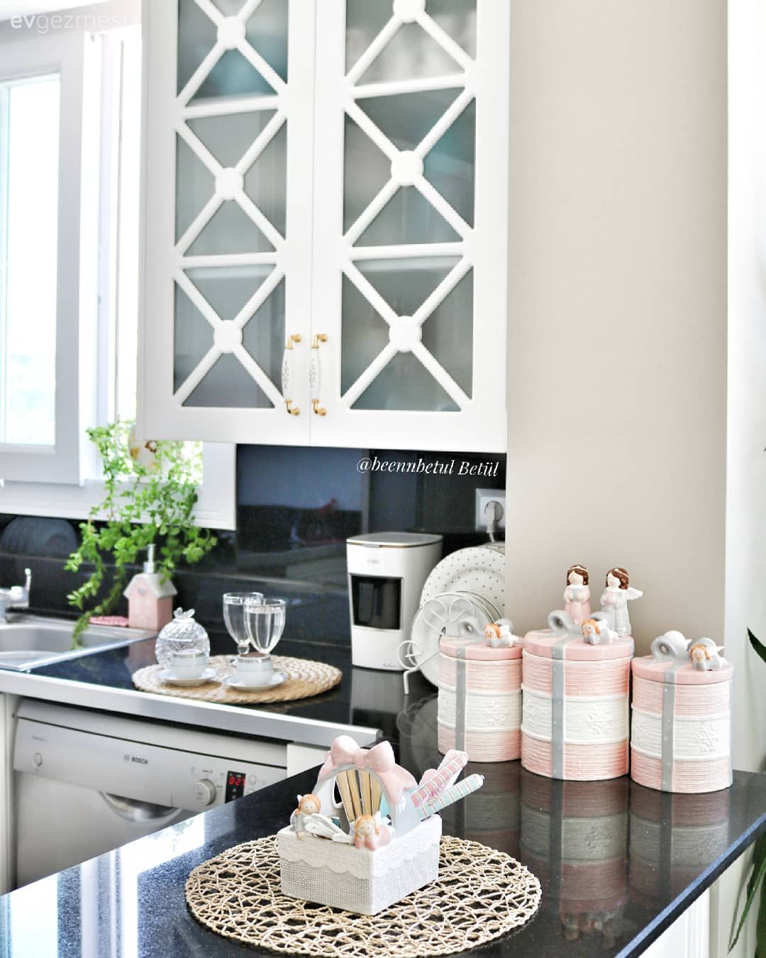 Geleneksel tasarıma sahip bu mutfakta siyah-beyaz kontrastı hakim.