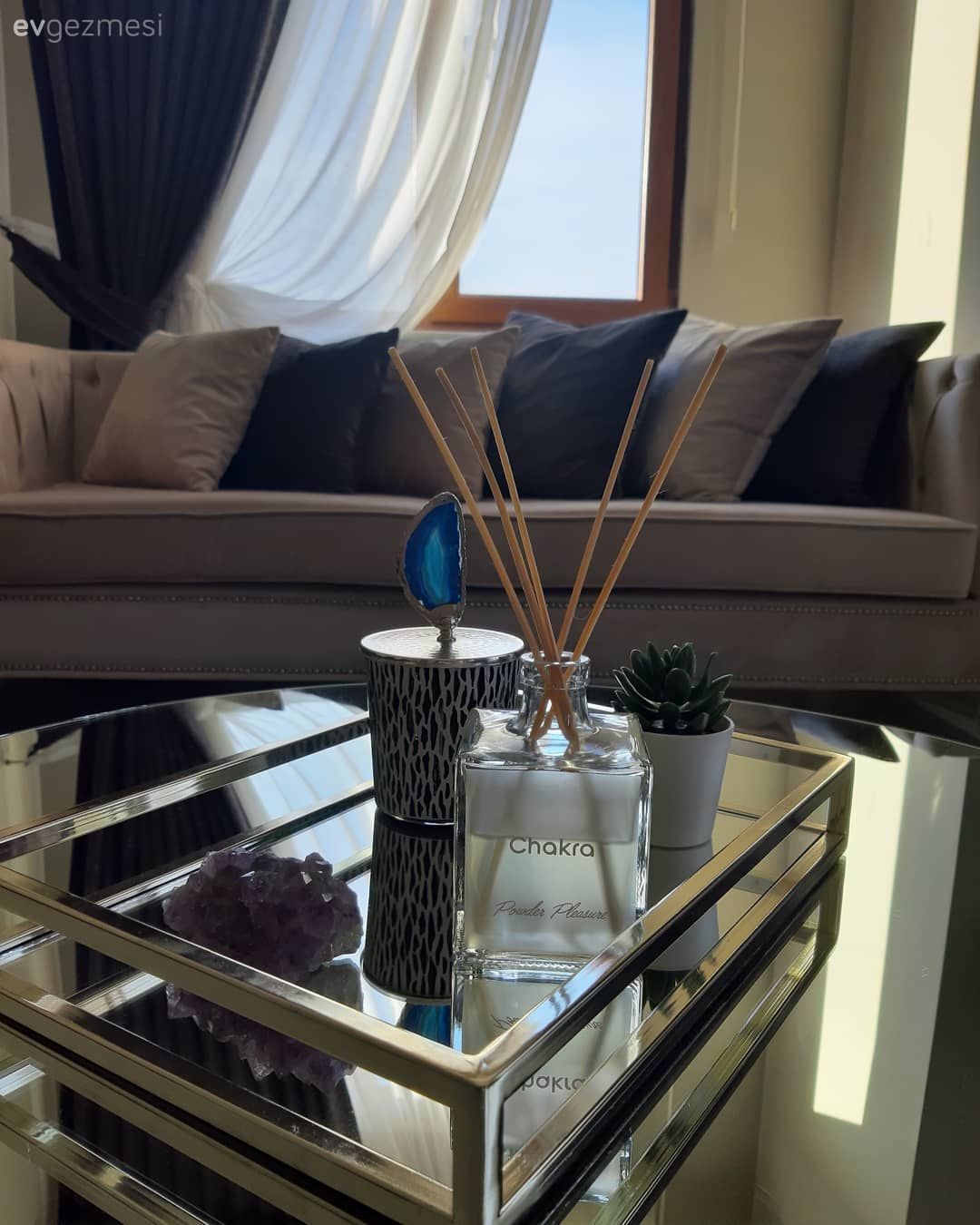 Ev kokusu, Krom tepsi, Orta sehpa, Kahverengi, Kırlent, Salon, Sehpa üstü aksesuarı