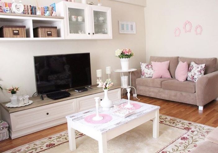 Reyhan hanımın odağında çiçeklerle, zarif ve iç açıcı evi..