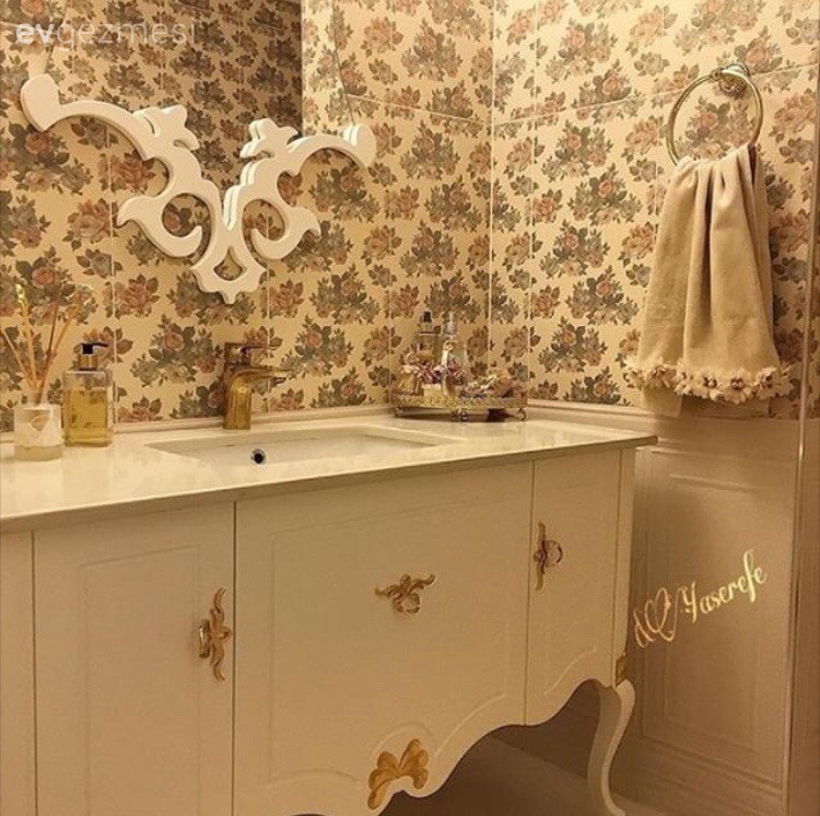 Banyo, Duvar kağıdı, Altın