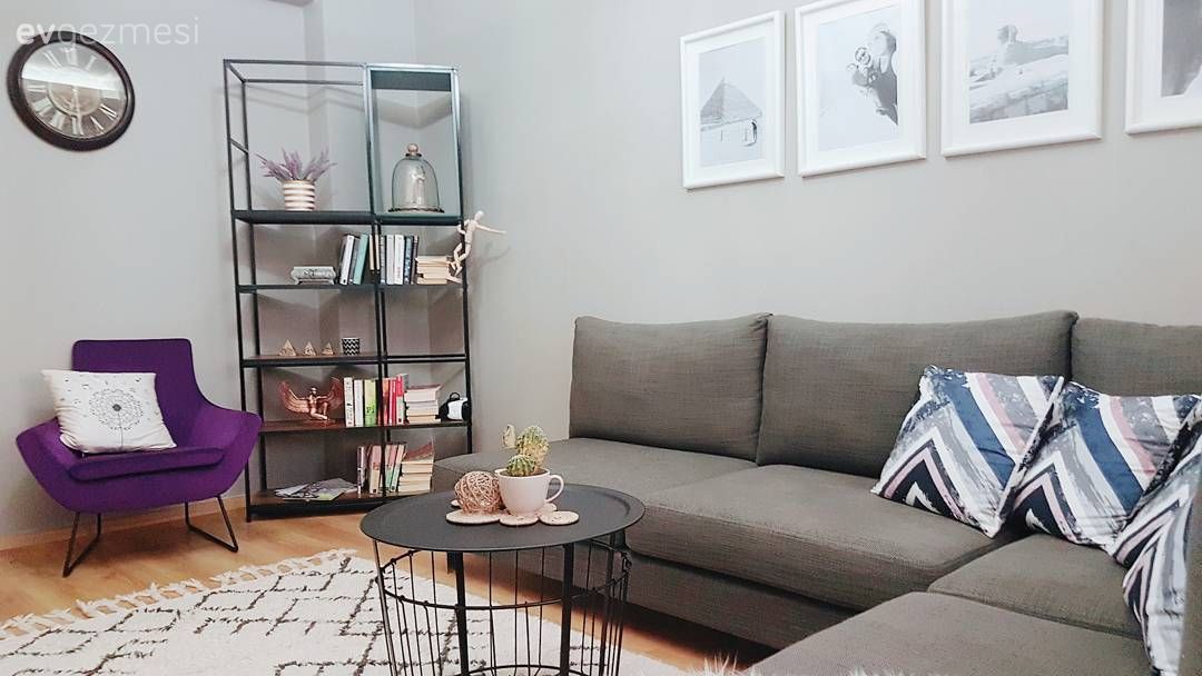 Oturma Odası, Mor, Gri, Orta sehpa, Halı, Kitaplık, Duvar dekorasyonu, Duvar saati, Köşe koltuk