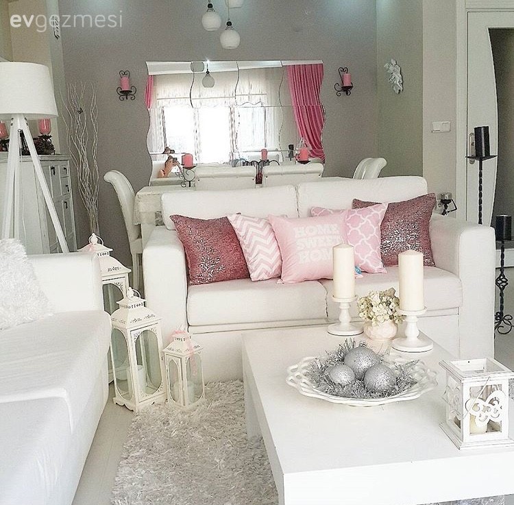 Filiz hanımın sürekli değişim içindeki beyaz salonundan yeni dekorlar.