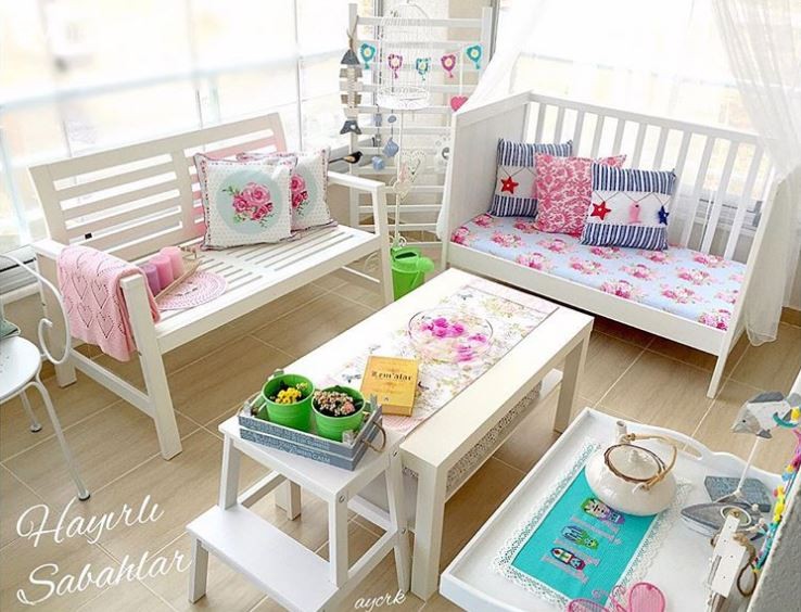 Ayşe hanımın bol dekoratif aksesuarla şekillenen cıvıl cıvıl evi..