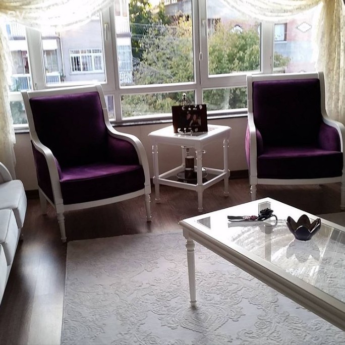 25 yıllık mobilyaların yenilenmesiyle, dönüşüm geçirmiş bir salon..