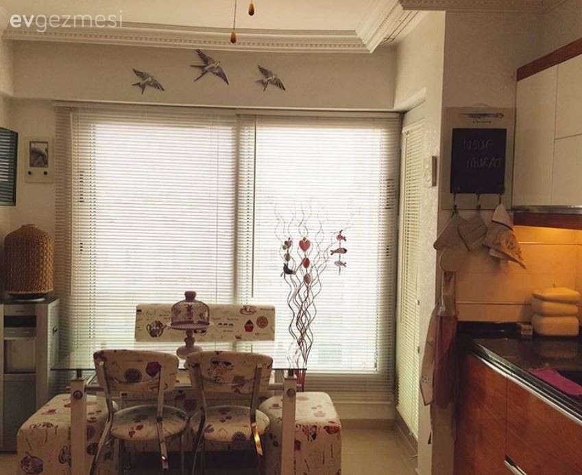 Pastel kahverengi, mavi ve beyazla zerafetin şıklıkla buluştuğu bir ev