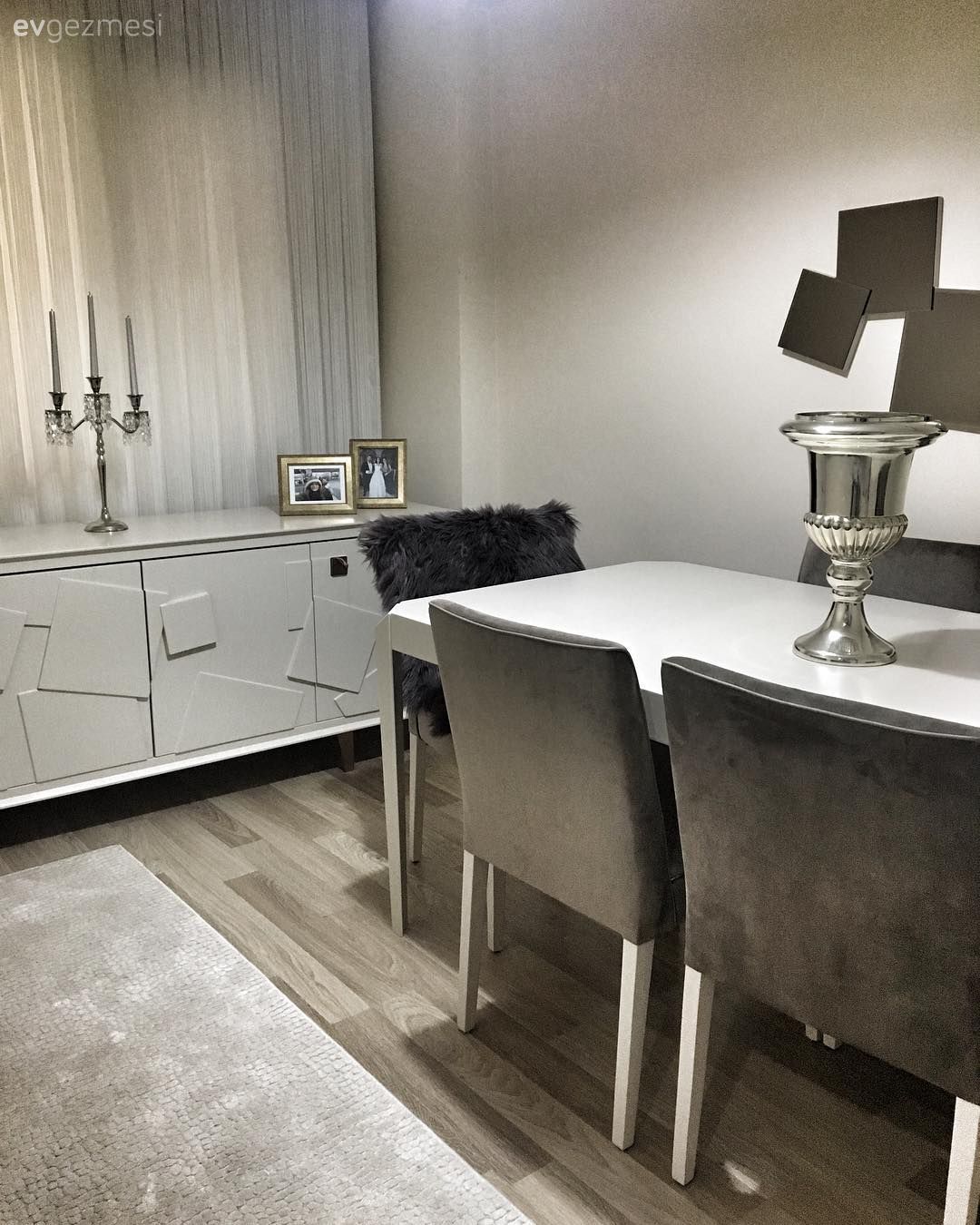 Gri ve morun sofistike uyumu. Seval hanımın evinden..