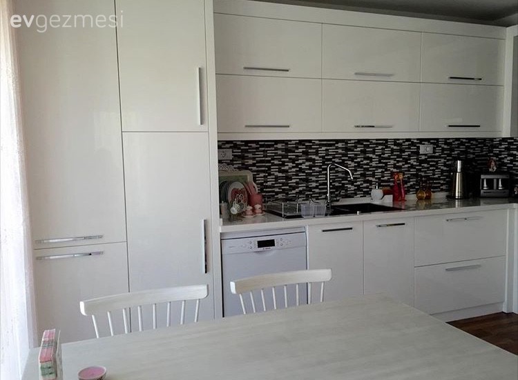 Ayşegül hanımın beyazın hakimiyetinde sade ve zarif evi..