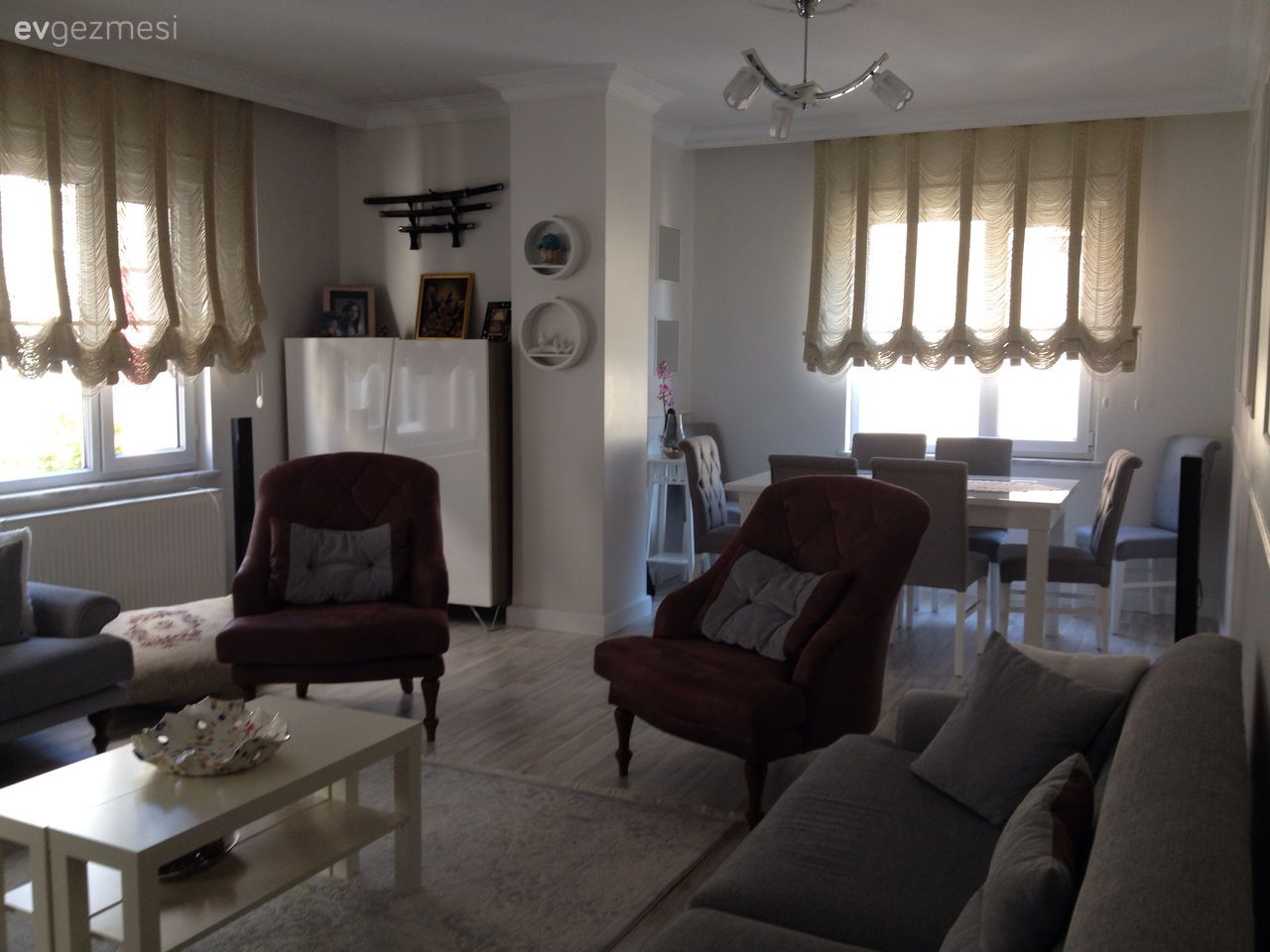 Berjer, Gri, Halı, Mor, Orta sehpa, Perde, Salon