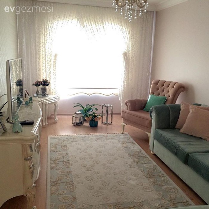 Genç çiftimizin elinde renklenen klasik dekorlu bir ev..