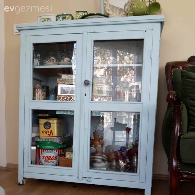 Farklı stil ve zamandan eşyaların uyum içinde kullanıldığı bir ev..