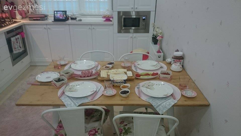 Betül hanımın mavi ve beyaz hakimiyetinde zarif ve dingin, harika evi.