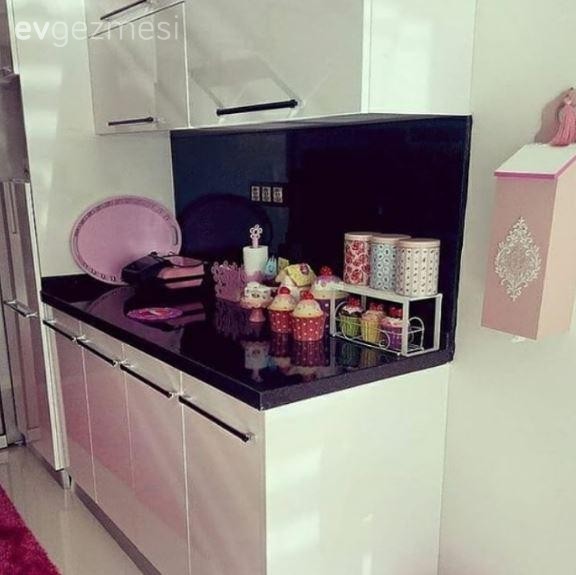 Her odasında hareketli desen ve renklerle Zeynep hanımın uyumlu evi..