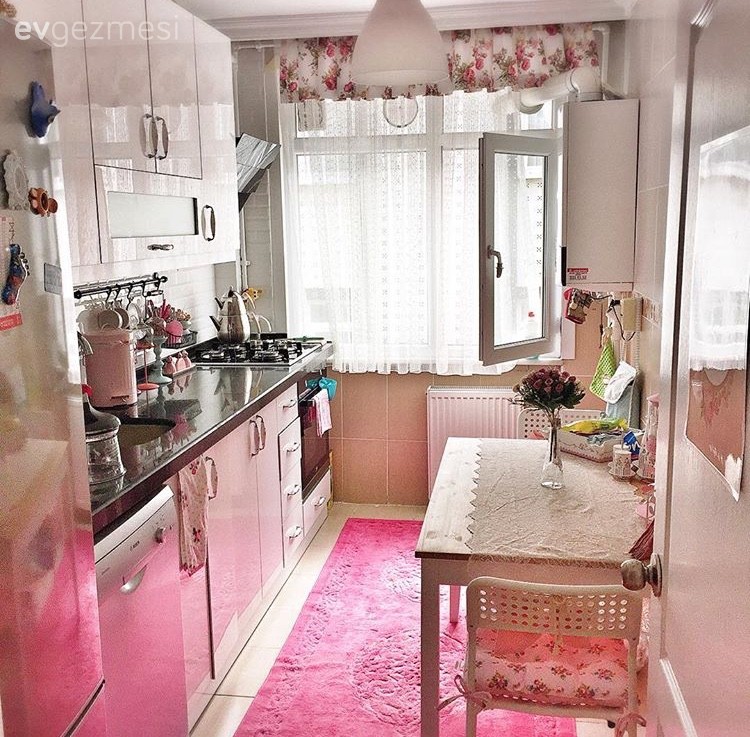 Kübra hanımın cıvıl cıvıl evi.