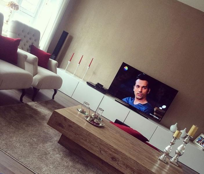 Müberra hanımın toprak renklerine kırmızı vurgulu sıcak evi..