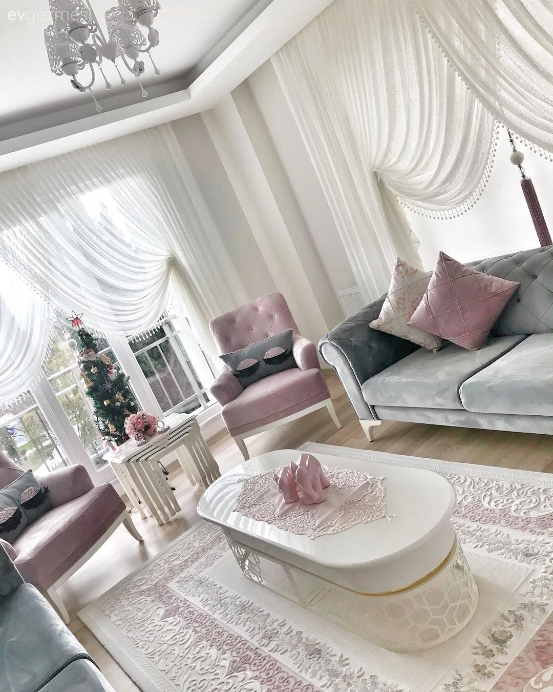 Oval mobilyalar, tatlı ve şık bir dekor. Ezginur hanımın salonu..