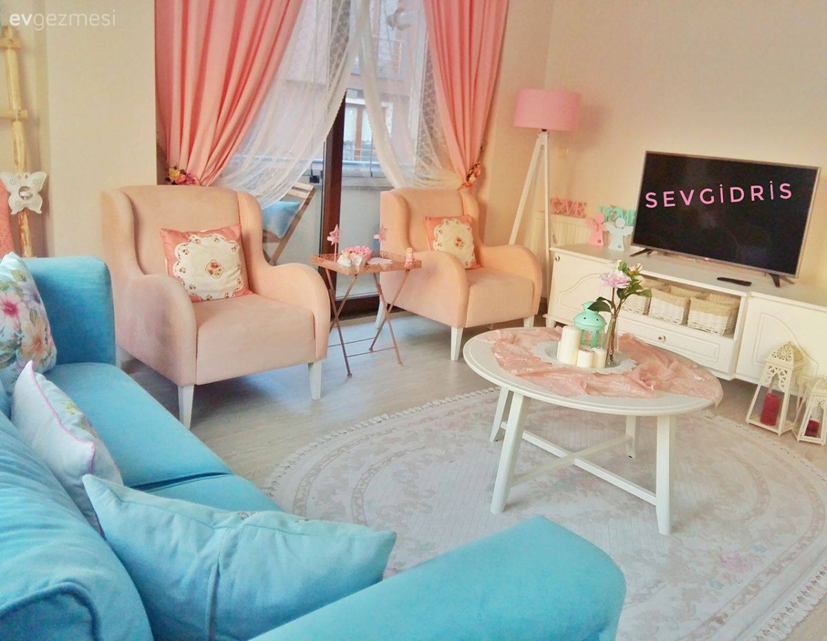 Berjer, Fon perde, Halı, Lambader, Mavi, Orta sehpa, Pembe, Salon, Tv ünitesi, Perde, Aydınlatma