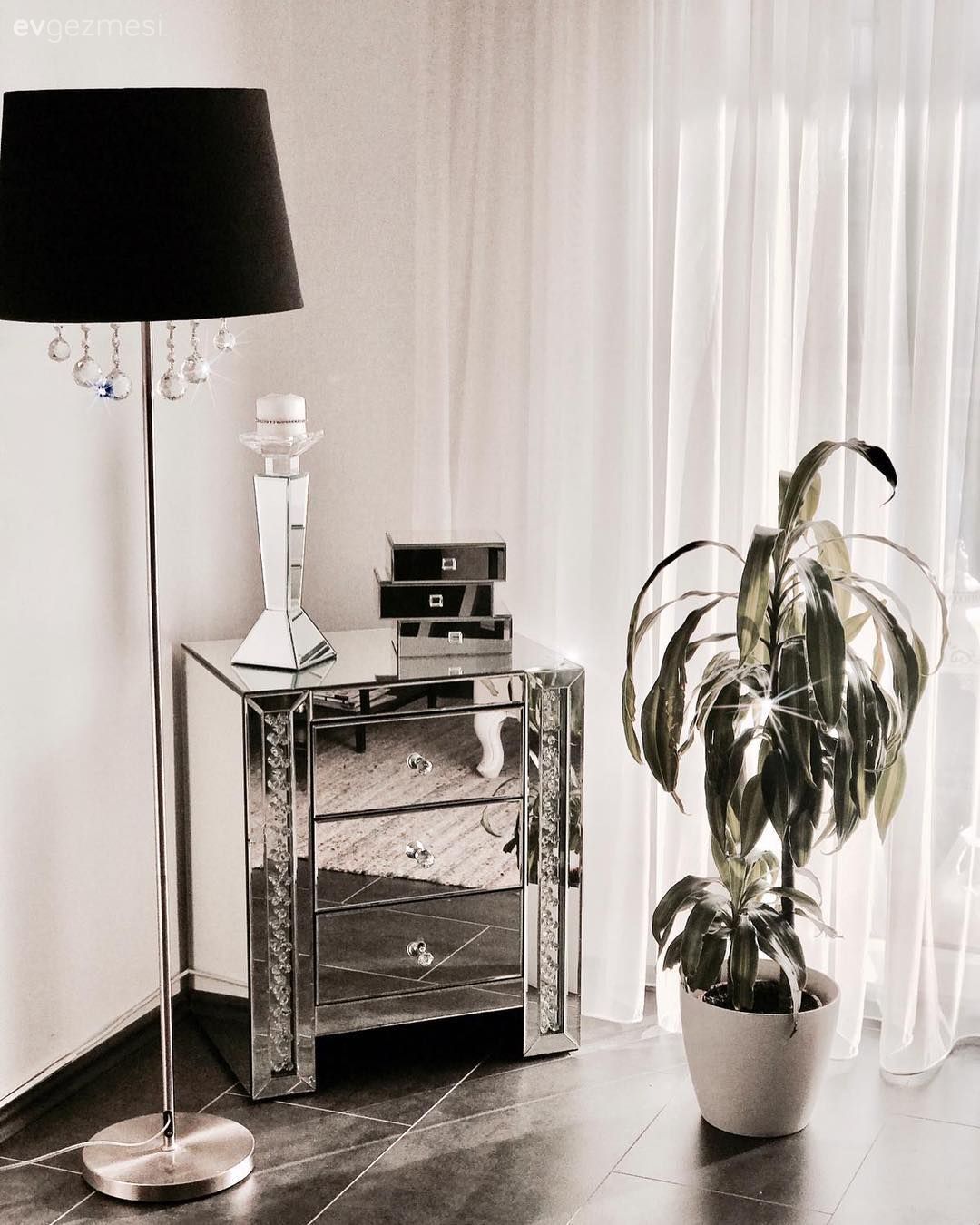 Sade Renklerin Hakim Olduğu Bu Evin Her Detayında Işıltı Var