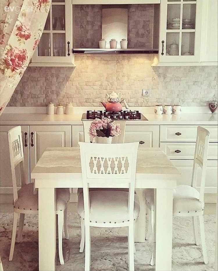 Beyaz mutfak, Mutfak, Mutfak masası