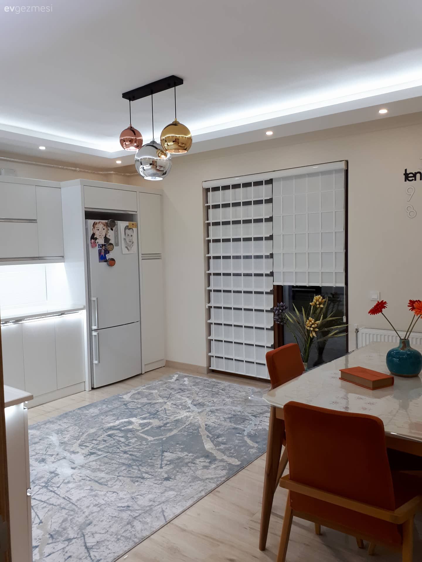 Beyaz mutfak, Mutfak, Modern mutfak, Mutfak halısı, Mutfak masası, Kırmızı, Asma tavan, Halı