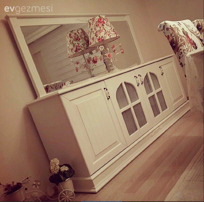 Şirin Hanım'ın pembeler ve çiçek desenler içindeki country tarzı evi