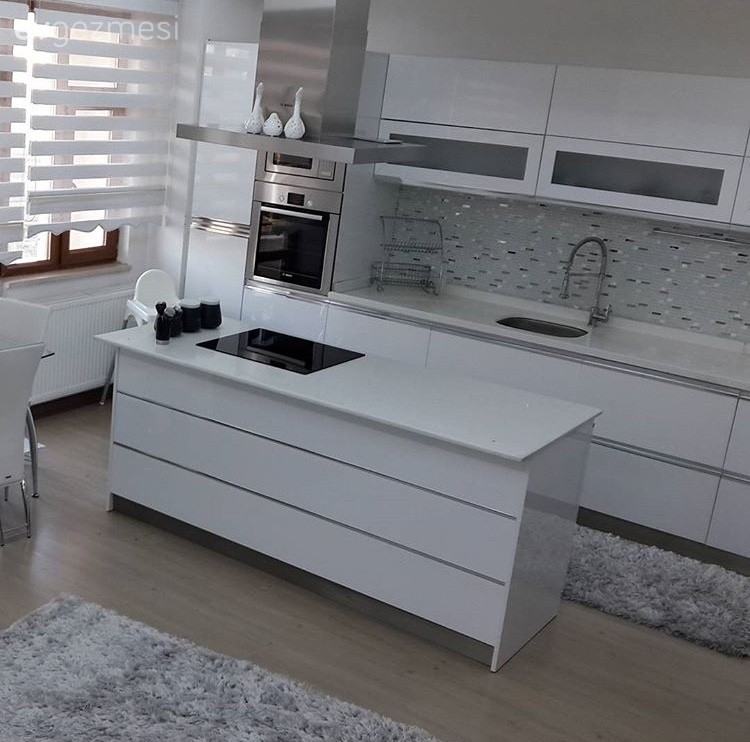 Yağmur hanımın renkli eklemelerle dinamik bir havaya bürünen evi..