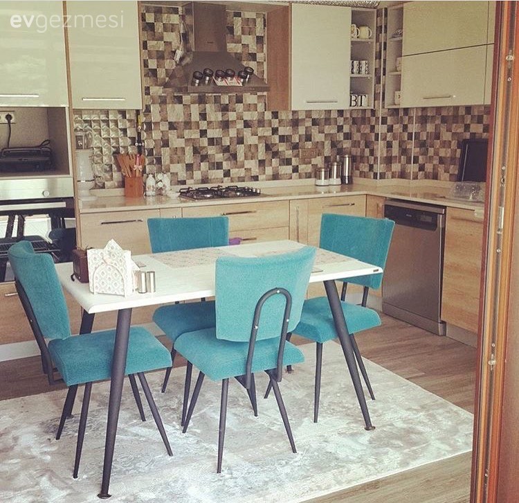 Mavi, Mutfak, Mutfak masası