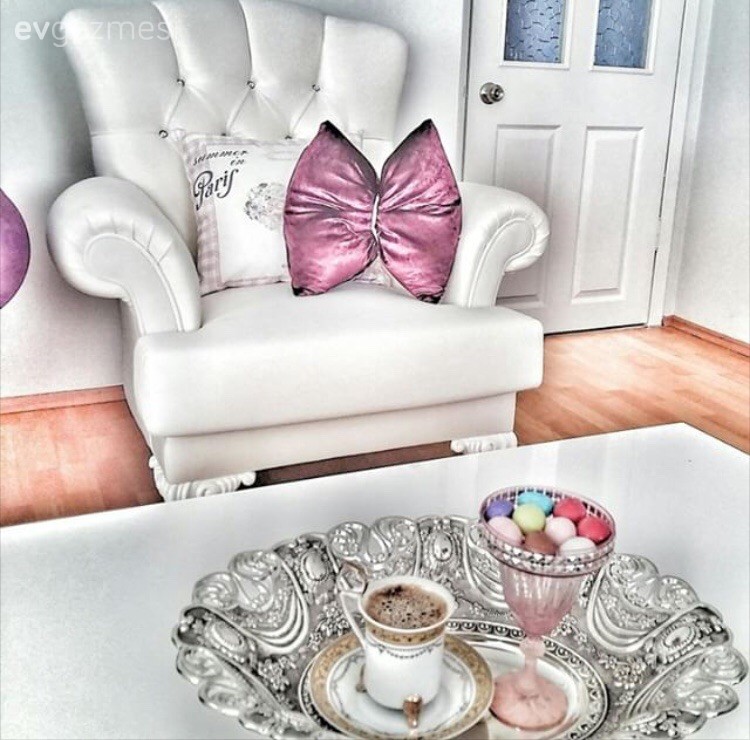 Melike hanımın mor ve beyaz uyumuyla şık evi..