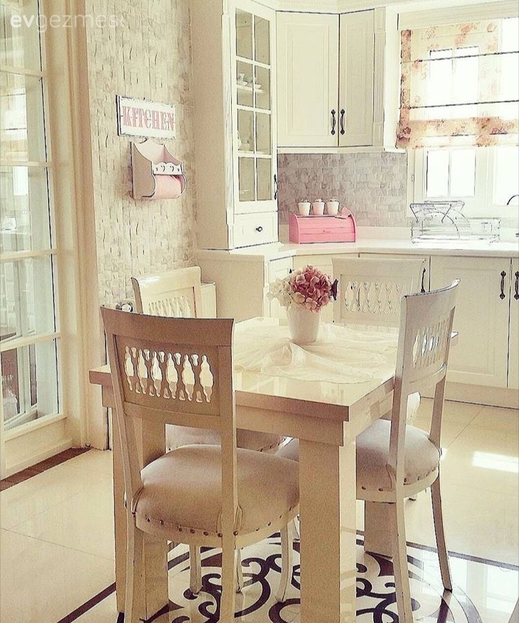 Beyaz mutfak, Mutfak, Mutfak masası