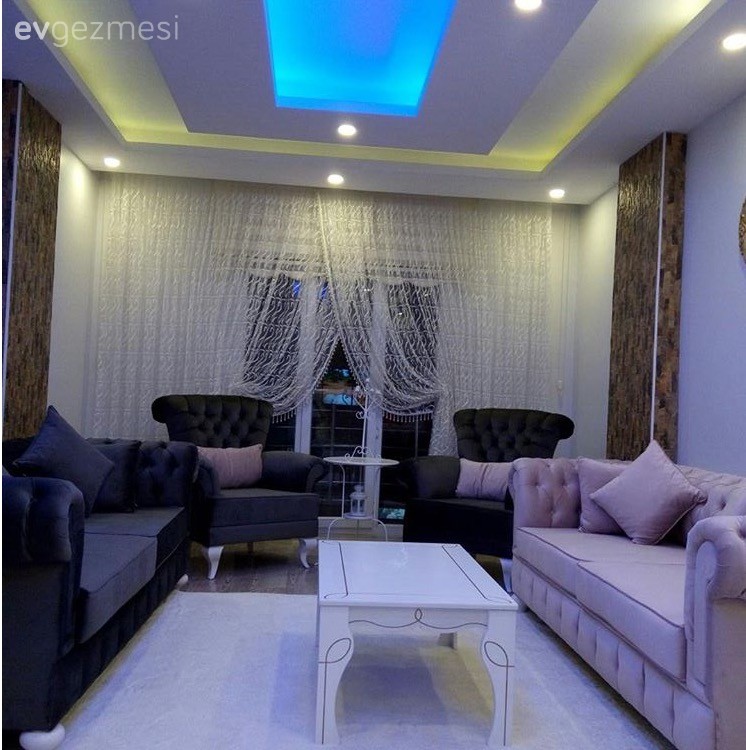 Açık mutfak ve oturma odası: Yağmur hanımın şık ve tatlı evi..