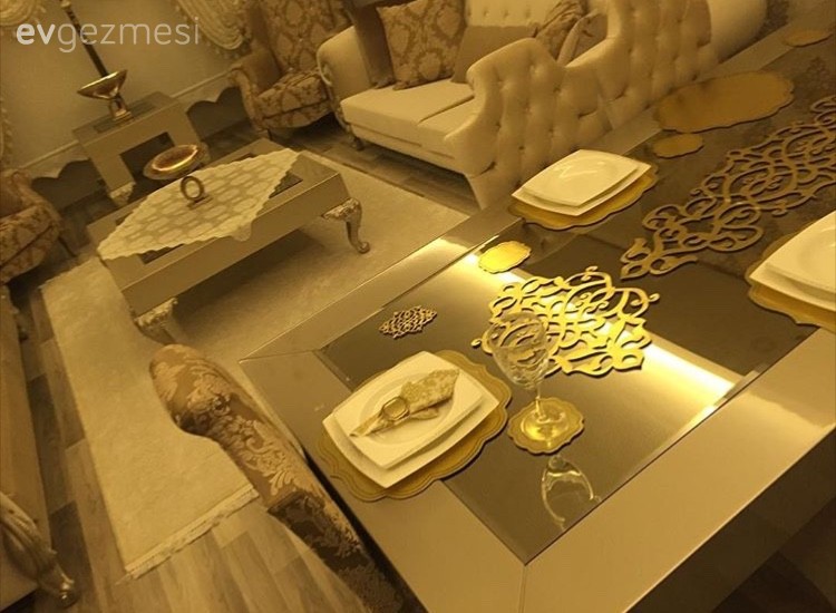 Hatice hanımın klasik mobilyalar ve altın vurgusuyla gösterişli evi..