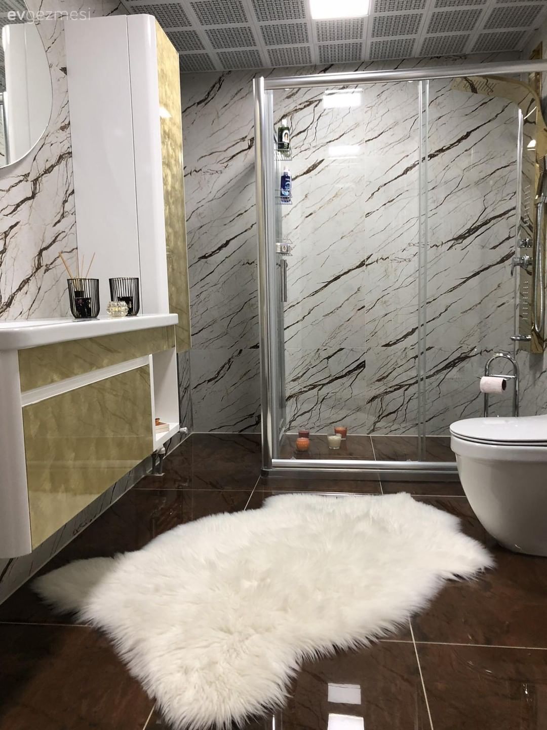 Bu Mutfak ve Banyoda Parlak Yüzeyler Dekorun Odağında..