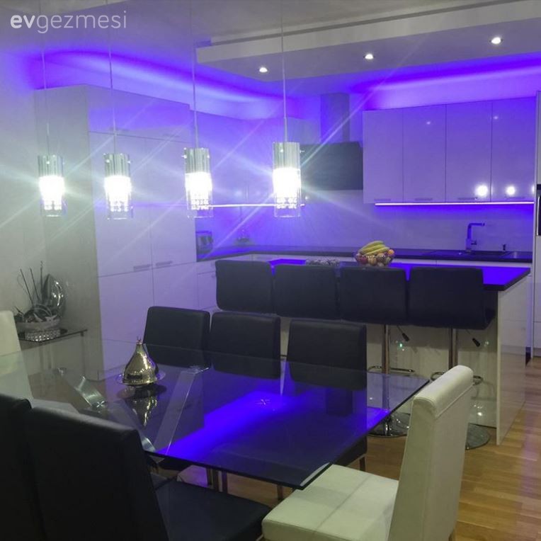 Seval hanımın siyah-beyaz filtreden çıkmış gibi, şık ve konforlu evi