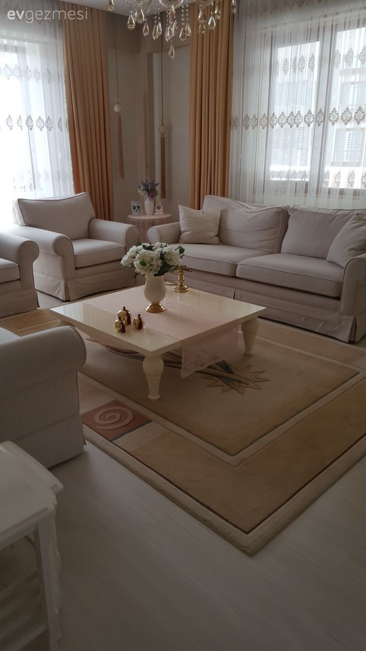 Salon, Halı, Orta sehpa, Fon perde, Krem, Altın, Perde