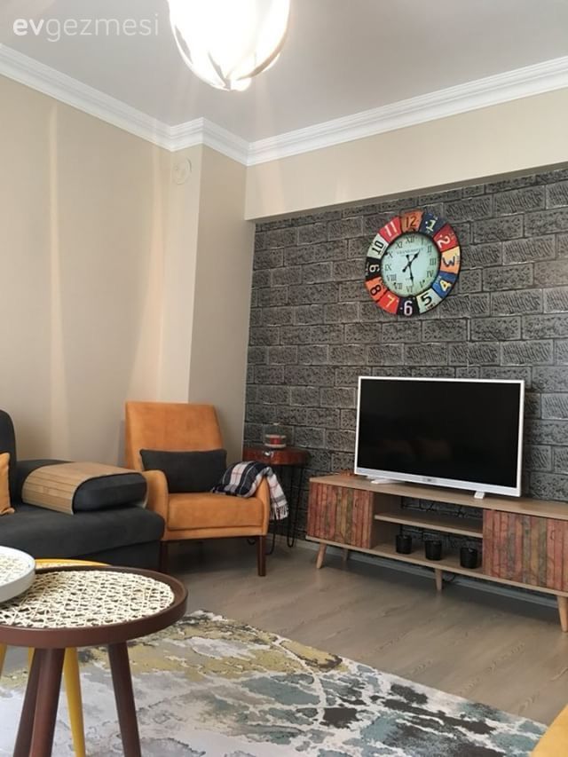 Oturma Odası, Tv ünitesi, Duvar kağıdı, Berjer, Sarı, Halı, Duvar saati