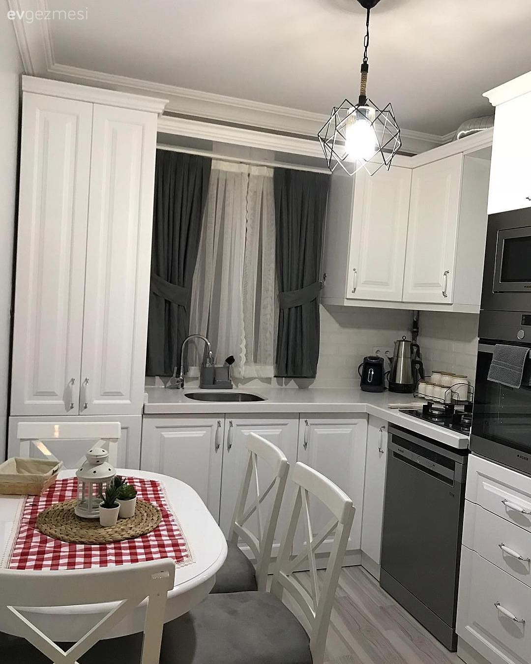 Bu Evin Dekorunda Klasiğe Sade Bir Yorum Katılmış