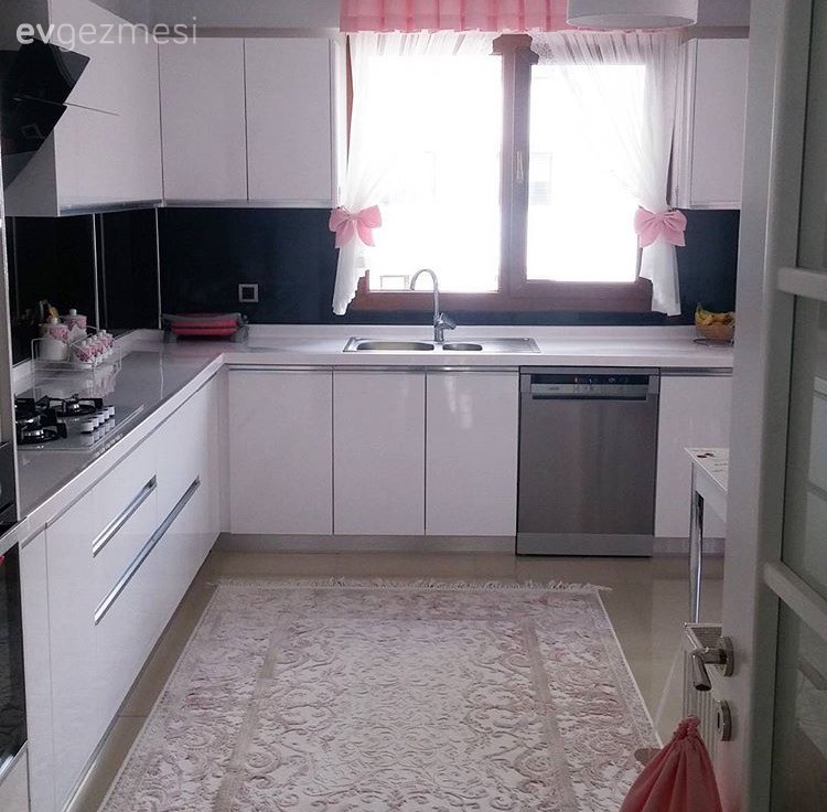 Zeliha hanımın yeni evinde, cıvıl cıvıl bir dekor..